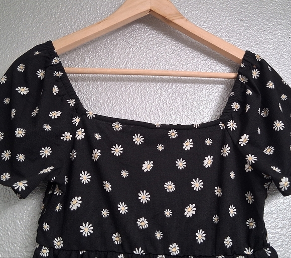 No Boundaries Junior's  Black Floral Smock Top   Size M(7-9) - Picture 5 of 7